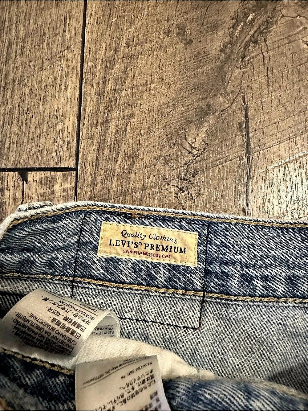 Levi's High Baggy Jean Shorts - Picture 3 of 3
